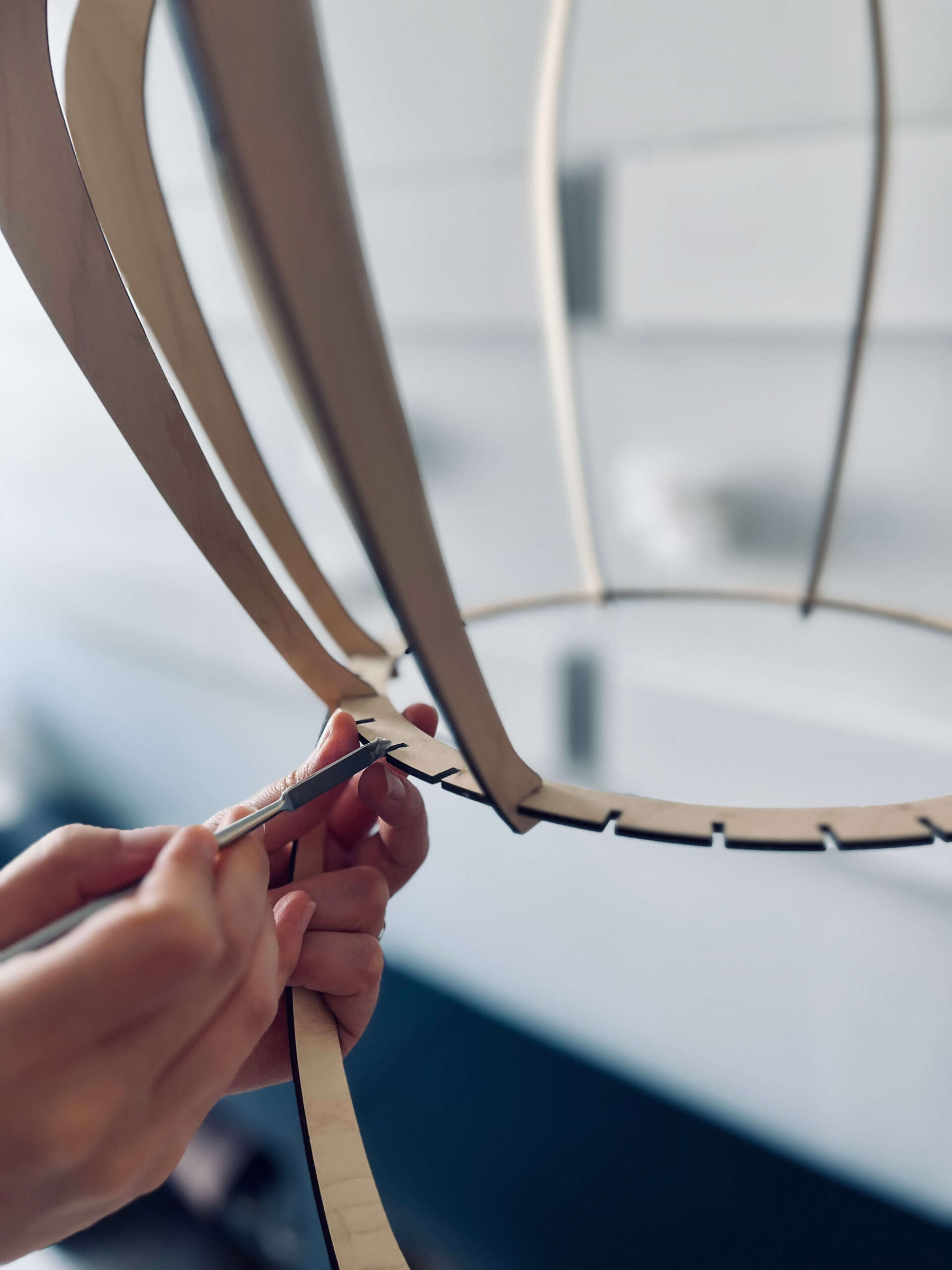 Assemblage d'un luminaire en bois à la main