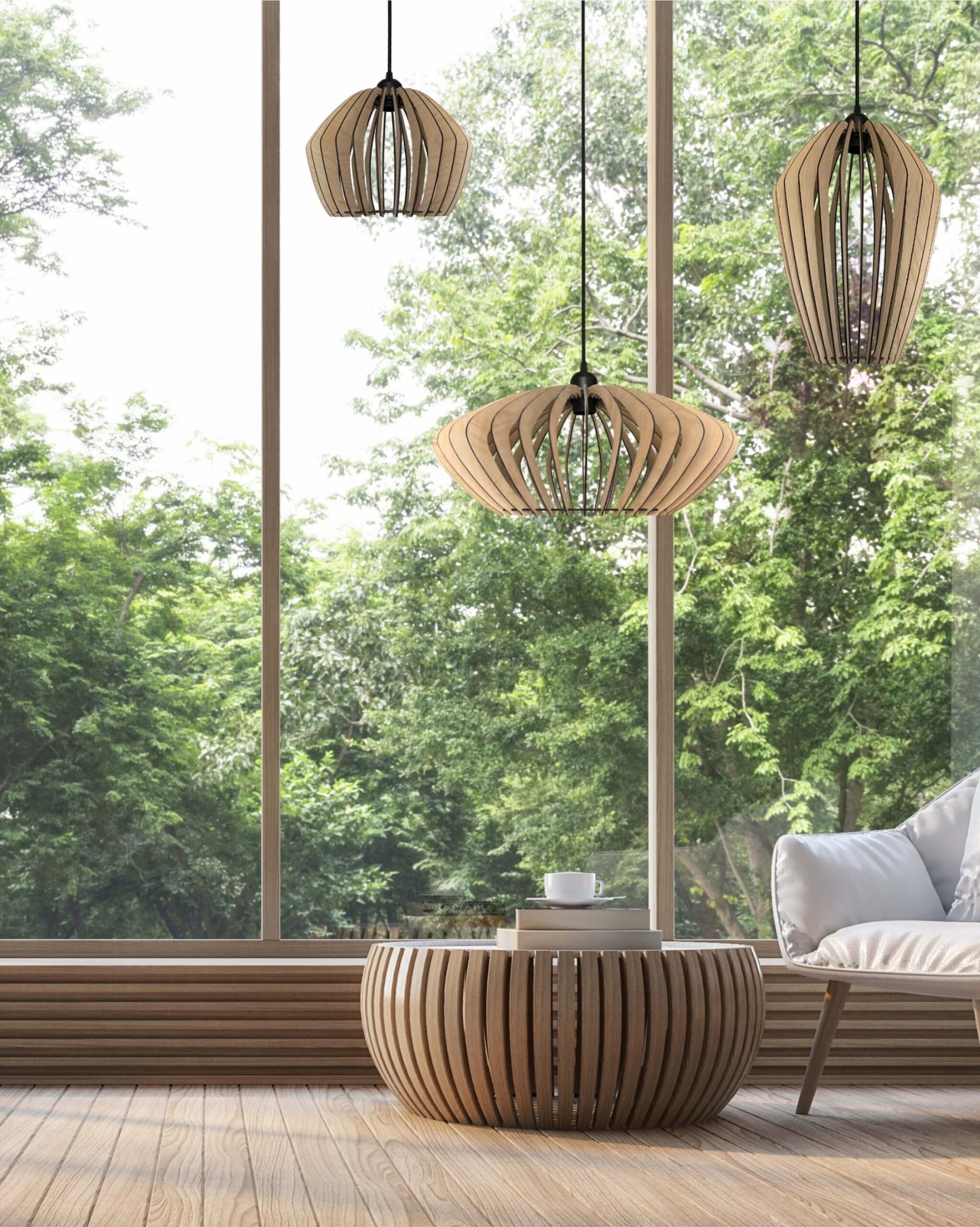 Photo de 3 luminaires en bois au dessus d'une table basse en bois devant une baie vitrée donnant sur une forêt