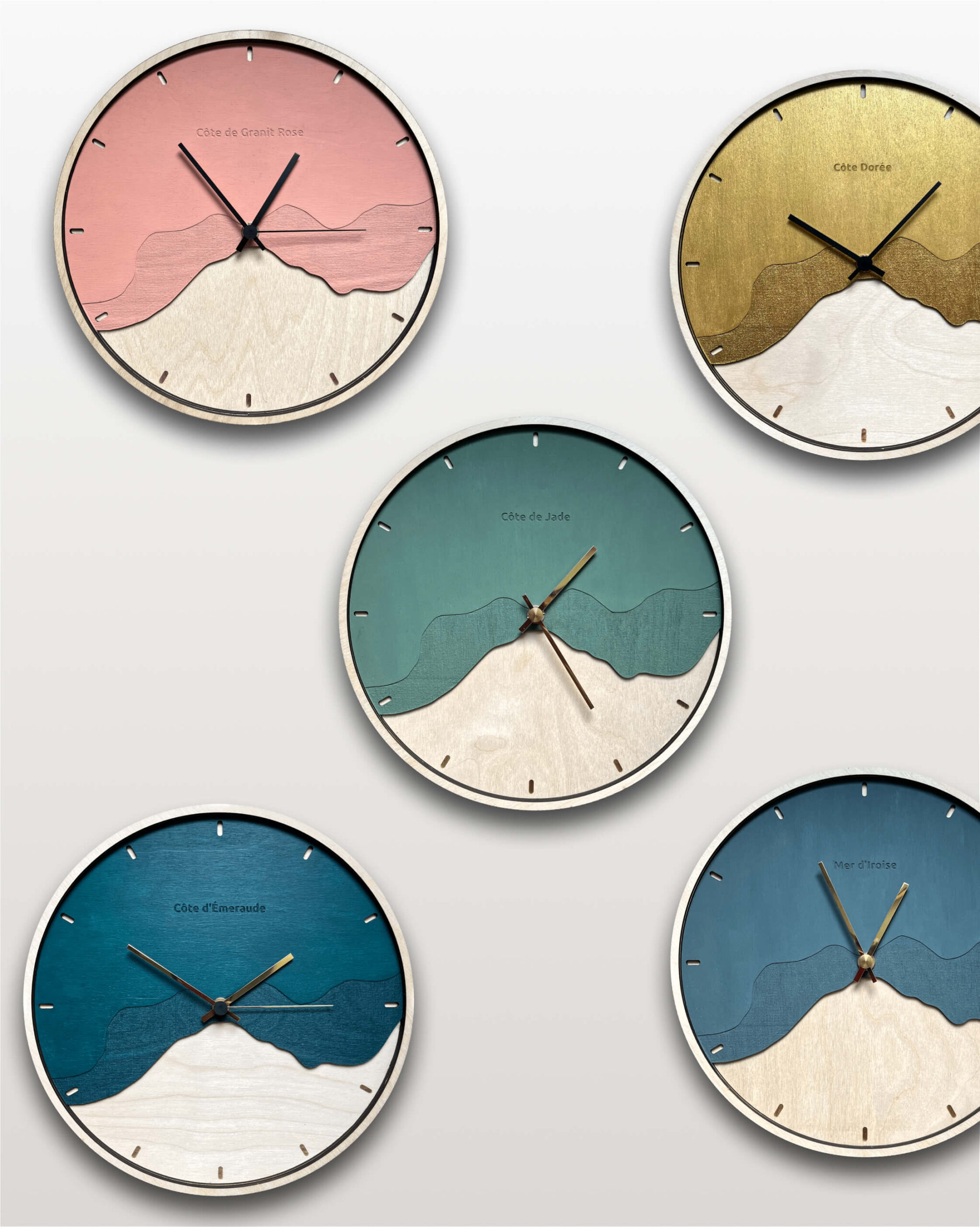 5 horloges de couleurs différentes accrochées sur un mur